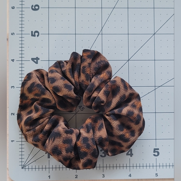 Handmade Scrunchie - PCheetah Print - Standard - Picture 2 of 3